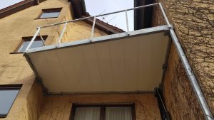 Herstellung, Lieferung und Montage eines Balkons.