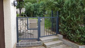 Eingangstor mit integriertem Briefkasten