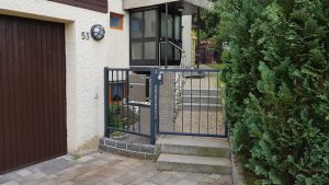 Eingangstor mit integriertem Briefkasten