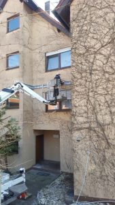 Herstellung, Lieferung und Montage eines Balkons.