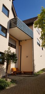 Herstellung, Lieferung und Montage eines Balkons.