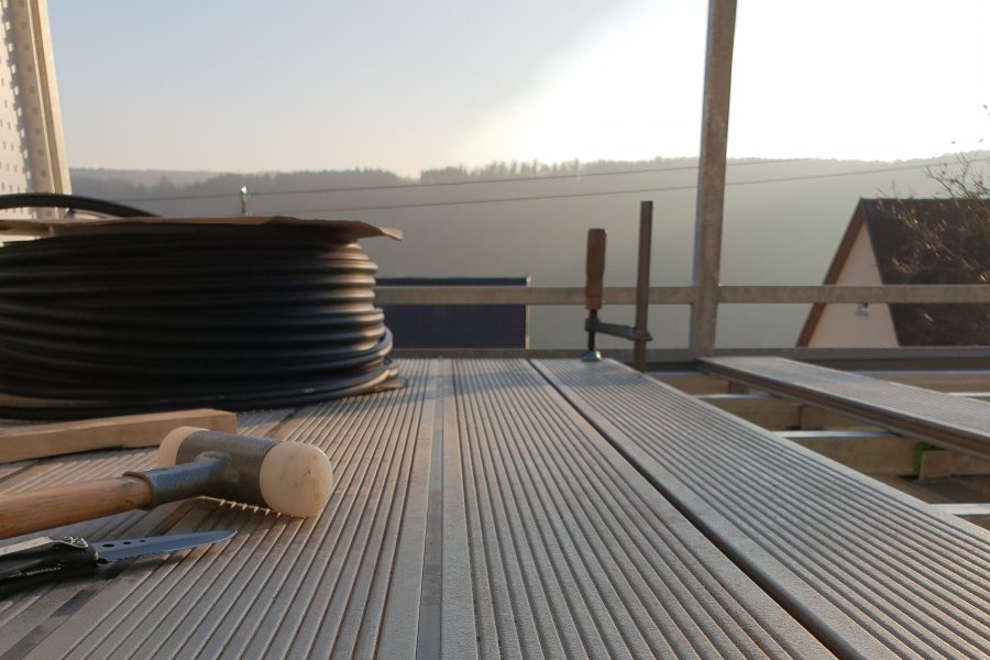 Erweiterung eines Balkons inklusive PVC-Belag. Von der Planung, Statik, CAD-Zeichnung und Fertigung mit anschließender Montage.